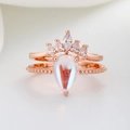 Roségold-Kronenring-Set mit birnenförmigem Opal-Hauptstein und Kristallakzenten - Einstellbar Offen / Roségold