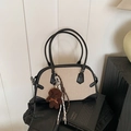 Bolso de hombro minimalista de lona beige y cuero negro con charm de oso marrón - Caqui con Negro y Colgante