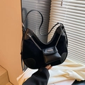 Schwarze Hobo-Schultertasche aus Leder und Wildleder mit Kette und Mini-Tasche - Schwarz