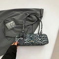 Schultertasche mit Leopardenmuster, schwarzer Schleife und Herzanhänger auf grauem Anzug - Schwarz