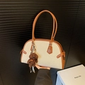 Bolso hobo de lona beige y cuero marrón con un adorable oso de peluche - Caqui con Marrón y Colgante