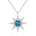 Collier étoile romantique avec opale bleue centrale et pendentif flocon argent sur fond blanc - Or Blanc