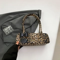 Vintage Schultertasche mit Leopardenmuster, schwarzer Schleife und Herzanhänger - Gelb