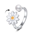 Détail d'une marguerite rotative et perle blanche sur une bague argentée ajustable - Style Marguerite Perle(KL-02611)