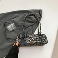 Leopard-Unterarmtasche mit schwarzer Schleife und herzförmigem Taschenanhänger - Braun