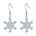 Boucles d'oreilles flocon d'argent avec zircons bleu clair et crochets sur fond blanc - Zircone Bleue