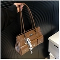 Détail du sac cartable marron vintage avec plusieurs poches avant et fermoirs en métal - Avec Pendentif / Marron