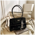 Sac fourre-tout noir brillant rétro avec fermoirs argentés et pompon sur chaise crème - Avec Pendentif / Noir