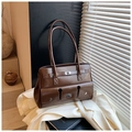 Gros plan d'un sac à bandoulière vintage en cuir marron foncé avec fermoirs métalliques argentés - Sans Pendentif / Marron