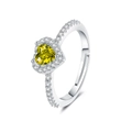 Detalle macro de anillo ajustable plateado con corazón amarillo y pavé de circonitas - Abierto Ajustable / Circonita Oliva
