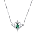 Collana loto in argento con pendente in gemma verde a forma di pera su bianco - Oro Bianco