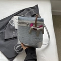 Retro denim mini box tas met zilveren spiegelleder afwerking en paardenhanger detail - Lichtblauw/Zilver