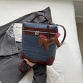 Retro denim vierkante tas met donkerrode lederen bies en een klein paardenhangertje - Donkerblauw/Bourgondië