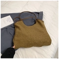Bruine pluizige tote bag van imitatiewol met slanke lederen handvatten voor de winter - Olijfgroen