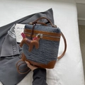 Blauwe denim emmertas met bruin lederen bies en een schattige paardenbedel - Blauw en Bruin