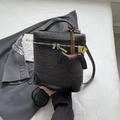 Kleine retro denim box-tas in grijs met zwart leren handvat en paardenhanger-accent - Donkerbruin