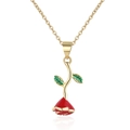 Elegante collar con colgante de rosa dorada con esmalte rojo y hojas verdes en cadena - Rosa roja chapada en oro