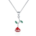 Collar plateado con colgante de tulipán rojo, hojas verdes y acabado esmaltado - Flor de Rosa Oro Blanco