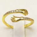 Elegante 18K vergulde ring met knuffelende handen en glinsterende zirkonia stenen - Verstelbaar Open / Goud