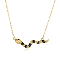 Collar con colgante de serpiente dorada y esmalte negro sobre un fondo blanco mínimo - Oro - Estilo Esmalte