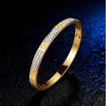 Vergoldeter Armreif mit Kleeblatt-Motiv und funkelnden Zirkonia-Steinen besetzt - Vierblättriges Kleeblatt Goldfarben Strass-Stil (32B-A-7)