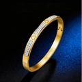 Eleganter vergoldeter Edelstahl-Armreif mit Herzmotiven und eingelegten Kristallen - Herzförmiger goldfarbener Strass-Stil (32B-A-6)