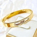 Elegante gouden roestvrijstalen armband met drie schuivende diamanten in een ovaal - Drie-Stenen Glijdende Stijl (43甲-A-8) / Goud