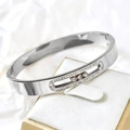 Zilveren roestvrijstalen armband met drie schuivende zirkoonstenen op witte houder - Drie-Stenen Glijdende Stijl (43甲-A-9) / Zilver