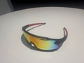 Dettaglio occhiali da ciclismo con aste rosse e lenti a specchio multicolore - C4 Montatura Nera Specchio Rosso