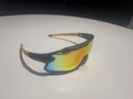Dettaglio di occhiali da ciclismo neri e arancioni con lenti con rivestimento arcobaleno - C6 Montatura Nera Specchio Arancione
