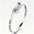 Bracelet clou en acier argenté orné de zircons cubiques scintillants et fermoir charnière - Style Double Clou Argenté (43B-A-7)