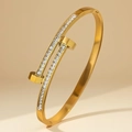 Détail macro du bracelet clou doré serti de cristaux scintillants avec finition luxueuse - Couleur Or Style Double T (13-A-1)
