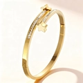 Bracelet clou doré poli avec motifs d'étoiles et accents en zircone cubique pavé - Style Double Étoile Doré (43B-A-4)
