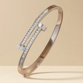 Détail macro du bracelet argenté en T orné de deux rangées de zircons étincelants - Style Double T Argent (13-A-2)