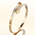 Bracelet clou plaqué or poli avec sertissage pavé de zircons étincelants pour femme - Style Double Clou Doré (43B-A-8)