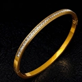 Dettaglio macro del bracciale in titanio dorato lucido con zirconi a taglio quadrato - Stile a Fila di Diamanti Quadrati Oro