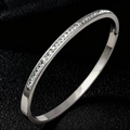 Dettaglio del bracciale in acciaio al titanio con zirconi quadrati a incastro - Stile a Fila di Diamanti Quadrati in Acciaio