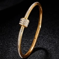 Titaniumstalen armband met goudlaag en wit zirkonia pavé voor een luxe uitstraling - Goud Taille Drie Rijen Zirkonia Stijl