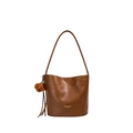 Bolso tipo cubo vintage marrón de gran capacidad con adorno de oso de peluche - Con Colgante / Marrón