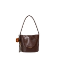 Bolso de hombro vintage marrón oscuro con acabado brillante y colgante de osito - Con Colgante / café