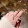 Eleganter rotgoldener Schmetterling-Ring mit Zirkonia-Besatz an der Hand eines Models - Einstellbar Offen / Roségold