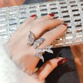 Detailansicht eines silbernen Rings mit drei Schmetterlingen und glänzenden Zirkonia - Einstellbar Offen / Weißgold