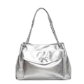 Metallisch silberne Shopper-Tasche mit Vordertasche, Metallschleife und Kettenriemen auf Weiß - Silber