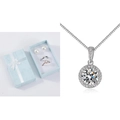 Dettaglio della collana con ciondolo halo e set di gioielli in confezione regalo - Set Scatola Regalo Collana Anello Orecchini a Bottone (XL0001)