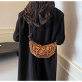 Dettaglio della borsa a mezzaluna leopardata con texture scamosciata e pieghe - Leopardo Caffè