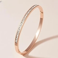 Bracciale in acciaio oro rosa con pavé di cristalli scintillanti e chiusura a scatto - Oro rosa