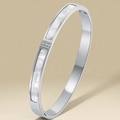 Brazalete de acero inoxidable plateado con incrustación de nácar blanco y tres pequeños diamantes - Brazalete de Nácar Plateado