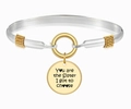 Detail van tweekleurige armband met gegraveerde harthanger en gedraaide metaaldraden - Sister Choice Citaat(Armband 2)