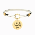 Detail van tweekleurige armband met ronde bedel en 'I Am So Proud Of You' inscriptie - Proud Of You(Armband 3)