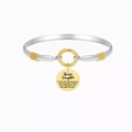 Detail van tweekleurige armband met gegraveerde bedel en gouden draadafwerking - Bonus Daughter Cadeau(Armband 1)